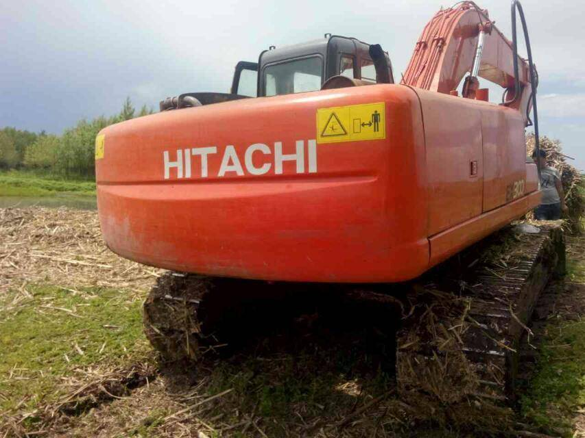 ¿Cómo diagnosticar que la excavadora Hitachi ZAXIS120 camina lentamente?